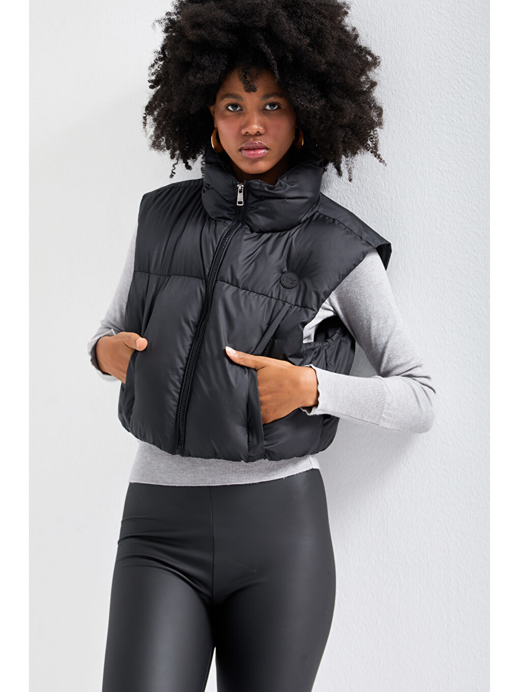 Kadın Siyah Renk w5-1 Şişme İçi Dolgulu Sıfır Kol Yandan Cepli Crop Şişme Yelek-4