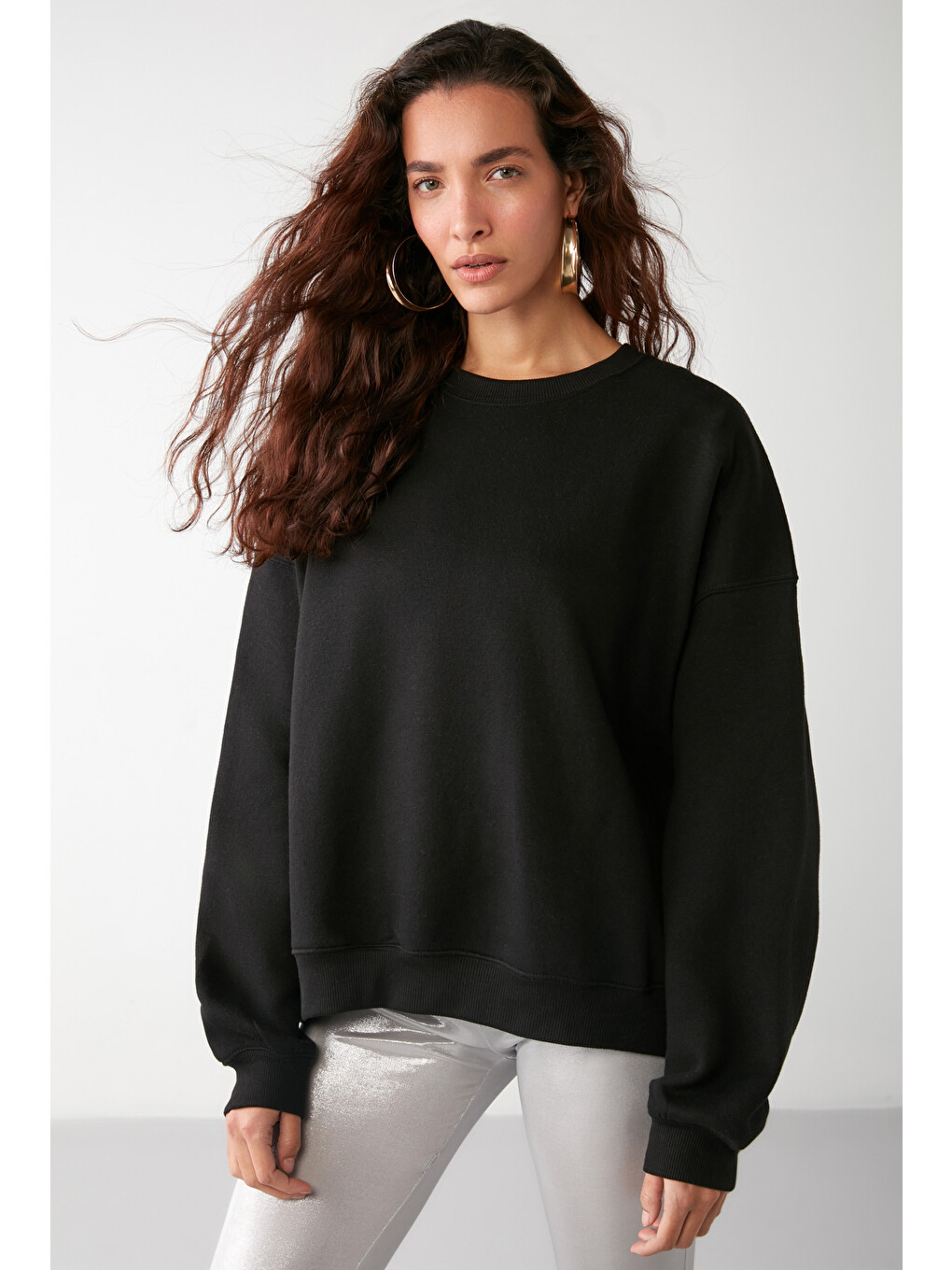 Vaneltına Kadın Organik Pamuklu Yumuşacık İçi Polarlı Yuvarlak Yakalı Siyah Sweatshirt