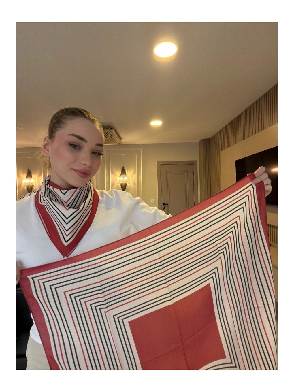 Kadın Desenli Saten Boyun Fuları Bandana Kırmızı Ekru Siyah FLR2001-2