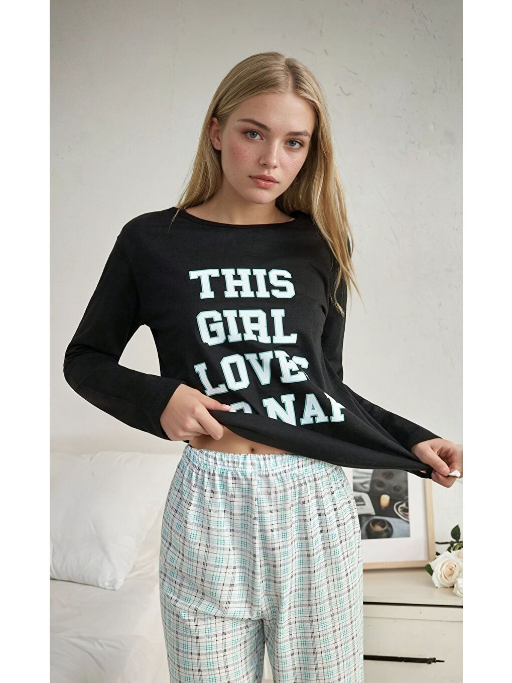 Siyah Baskılı Üst ve Ekose Desenli Pijama Takımı-1