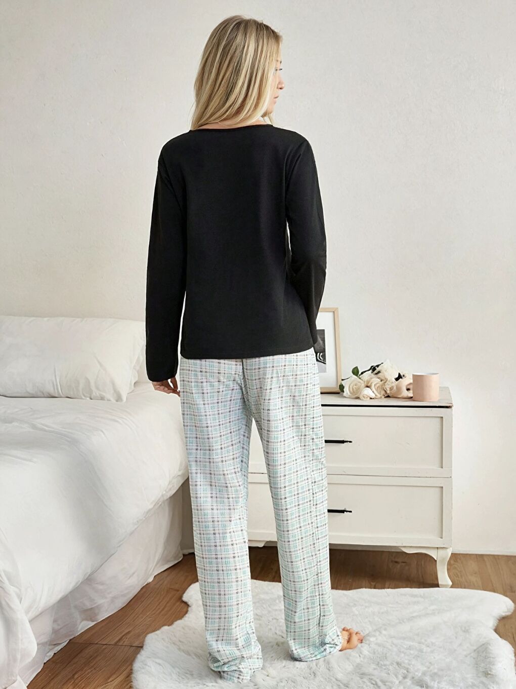 Siyah Baskılı Üst ve Ekose Desenli Pijama Takımı-2