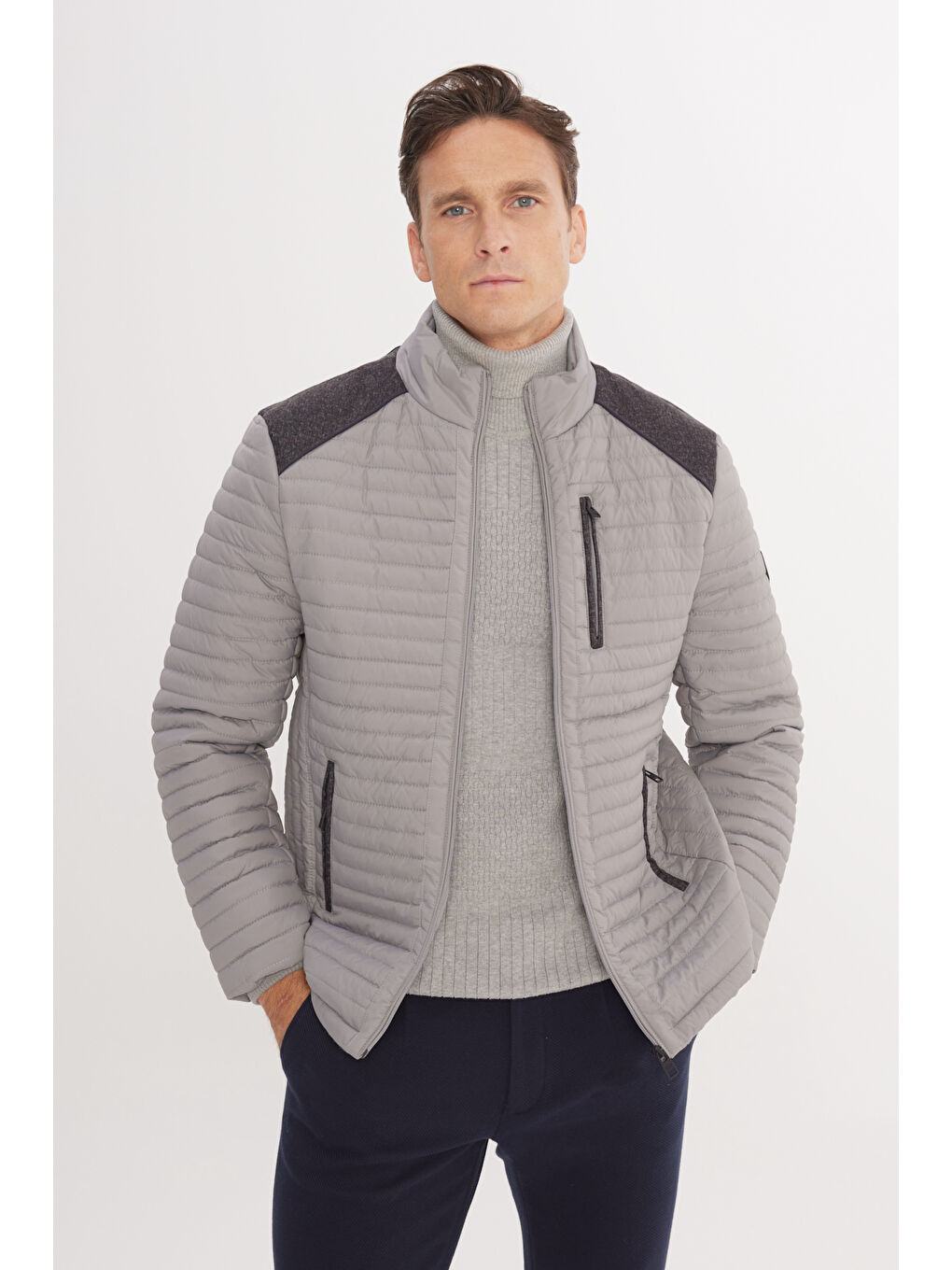 Erkek Gri Standart Fit Normal Kesim Kapitone Desenli Dik Yaka Fermuarlı Yan Cep Şişme Mont