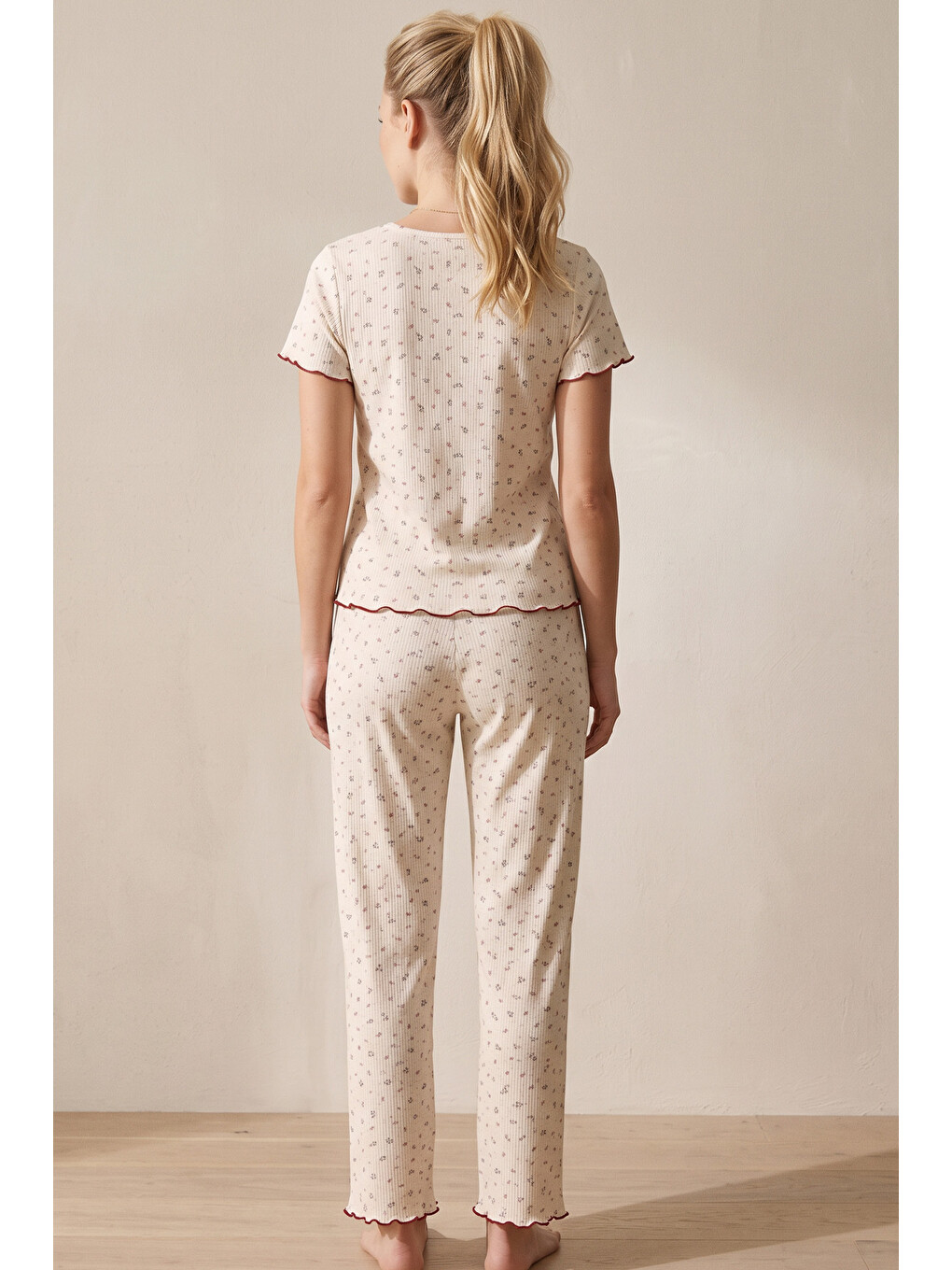 Bej Ten Rengi Çiçek Desenli Fiyonklu Pointelli Örme Pijama Takımı 26120660-2