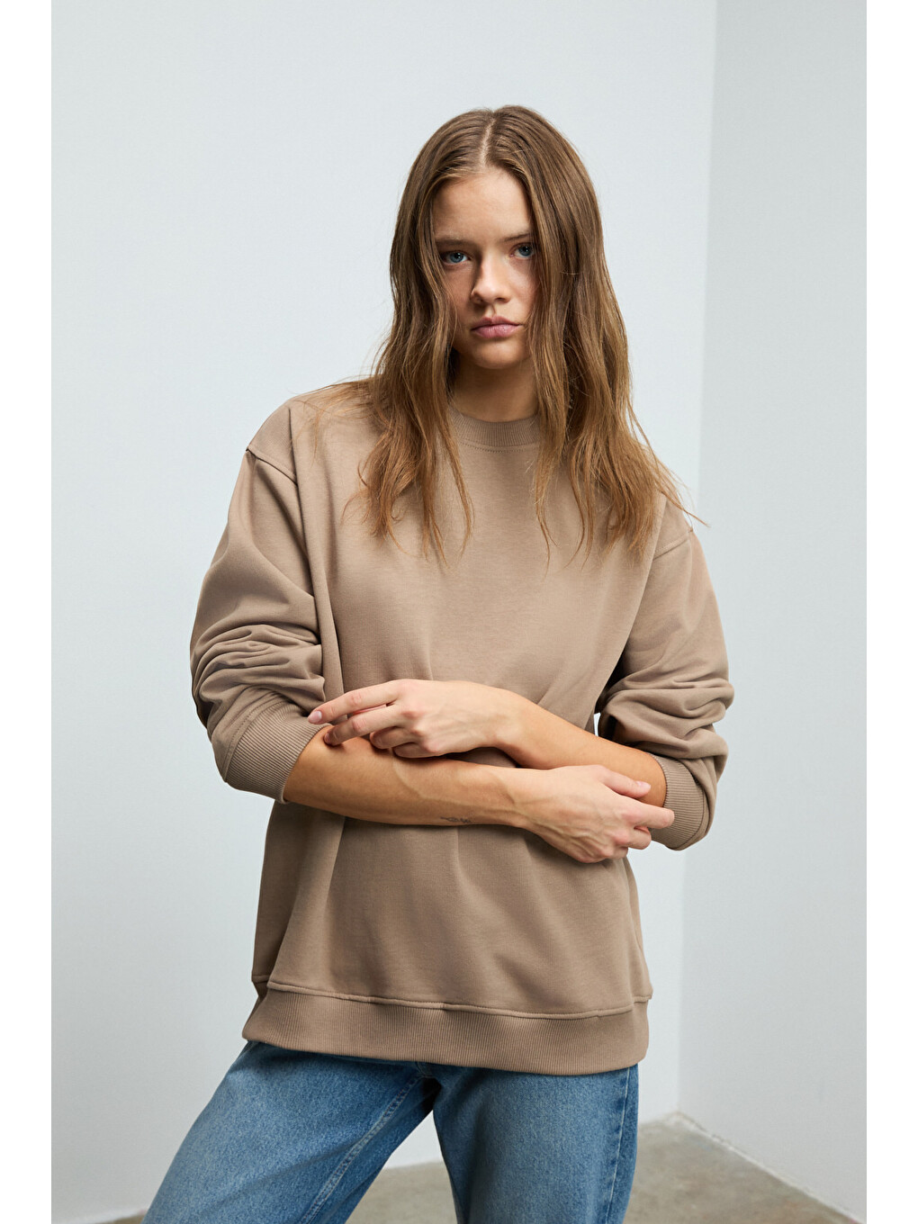 Karıus Kadın Organik Pamuklu İçi Polarlı Oversize Yuvarlak Yakalı Açık Kahverengi Sweatshirt-4
