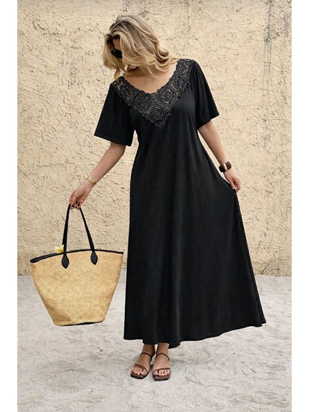Siyah Kadın Kısa Kollu Dantel Güpür Detay V Yaka Maxi Boy Elbise