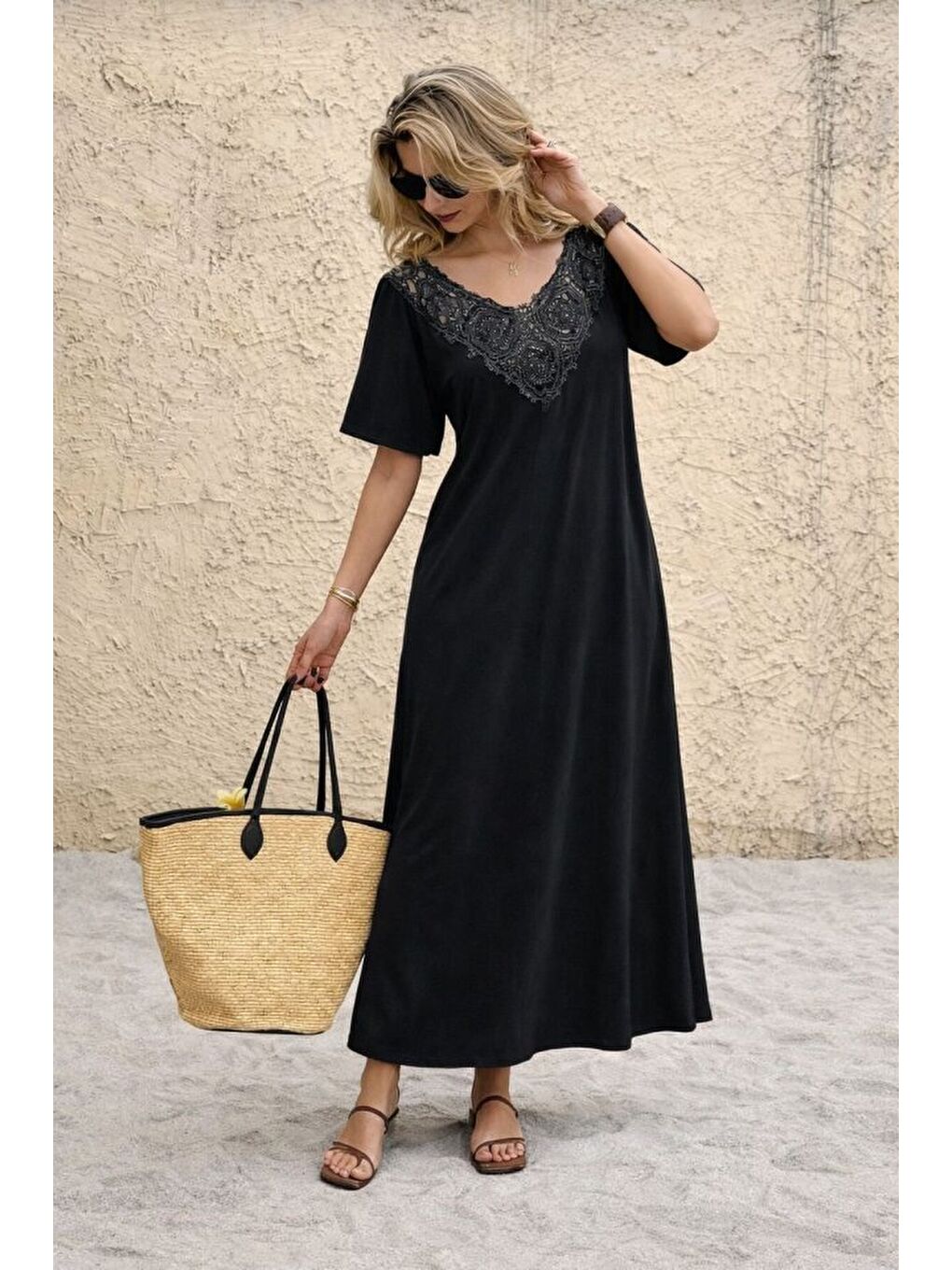 Siyah Kadın Kısa Kollu Dantel Güpür Detay V Yaka Maxi Boy Elbise-1