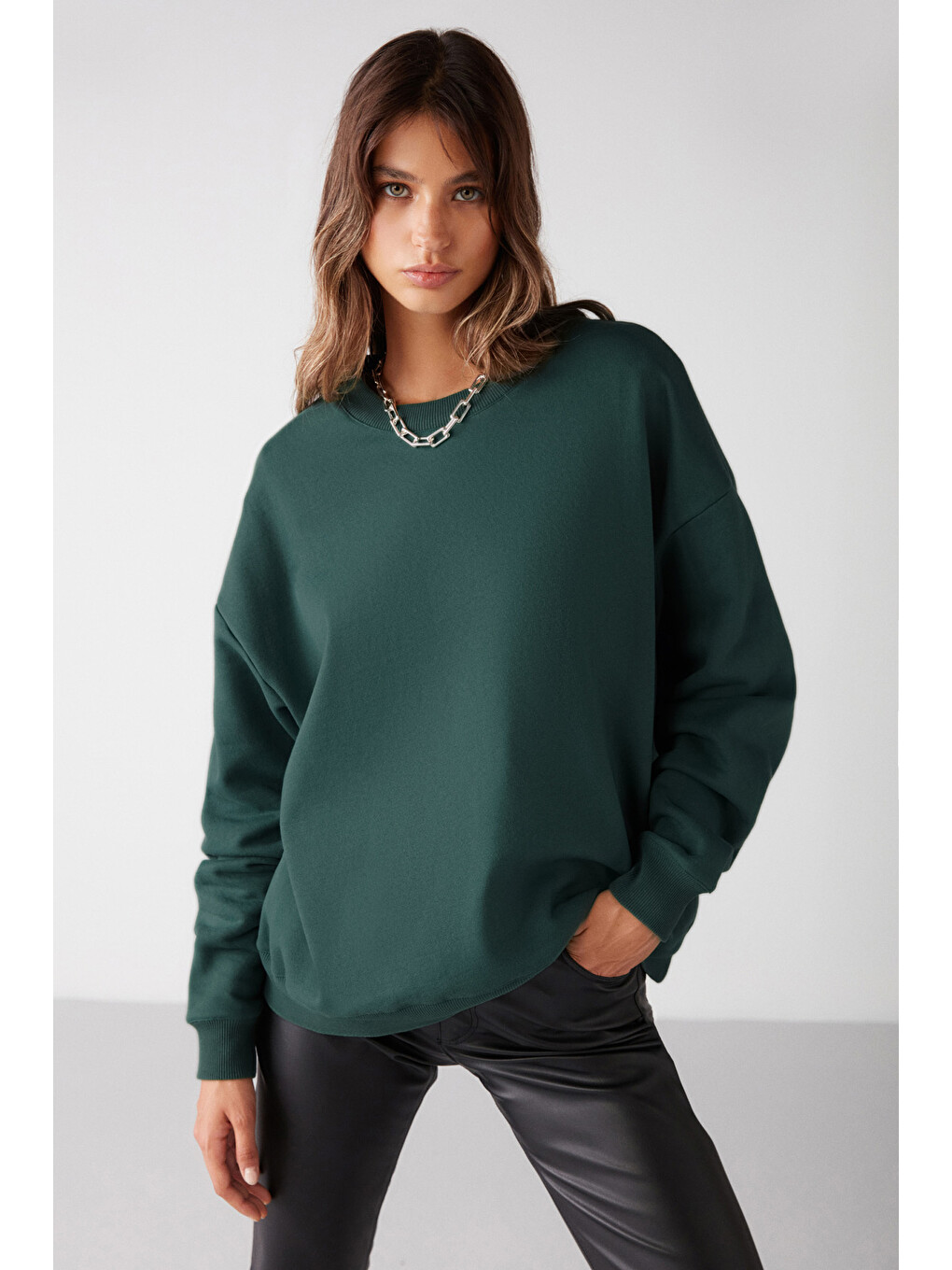 Vaneltına Kadın Organik Pamuklu Yumuşacık İçi Polarlı Yuvarlak Yakalı Koyu Yeşil Sweatshirt-2