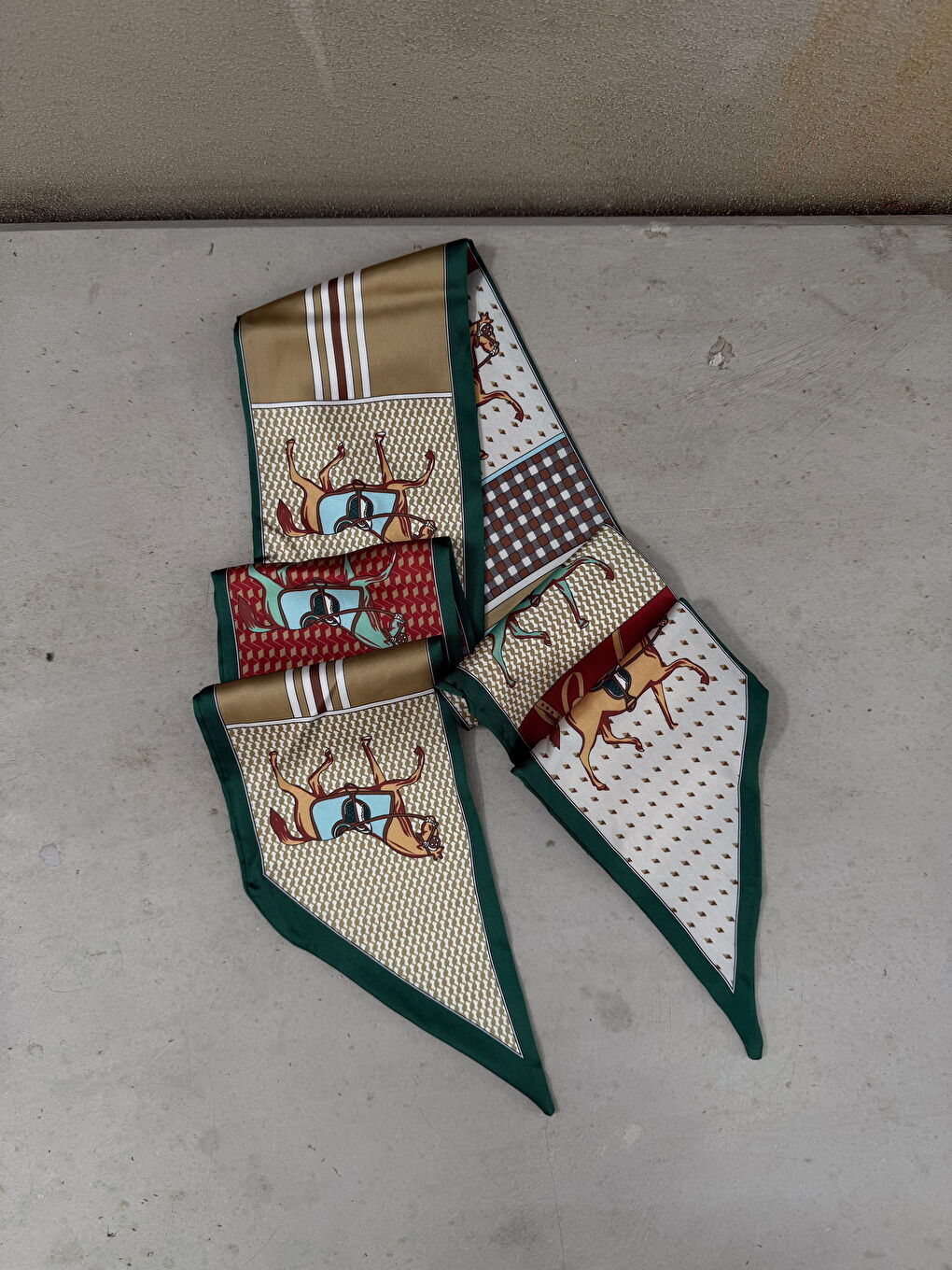 Yeşil Çerçeveli Çift Kat Karışık Figür Desenli Soft Saten Fular