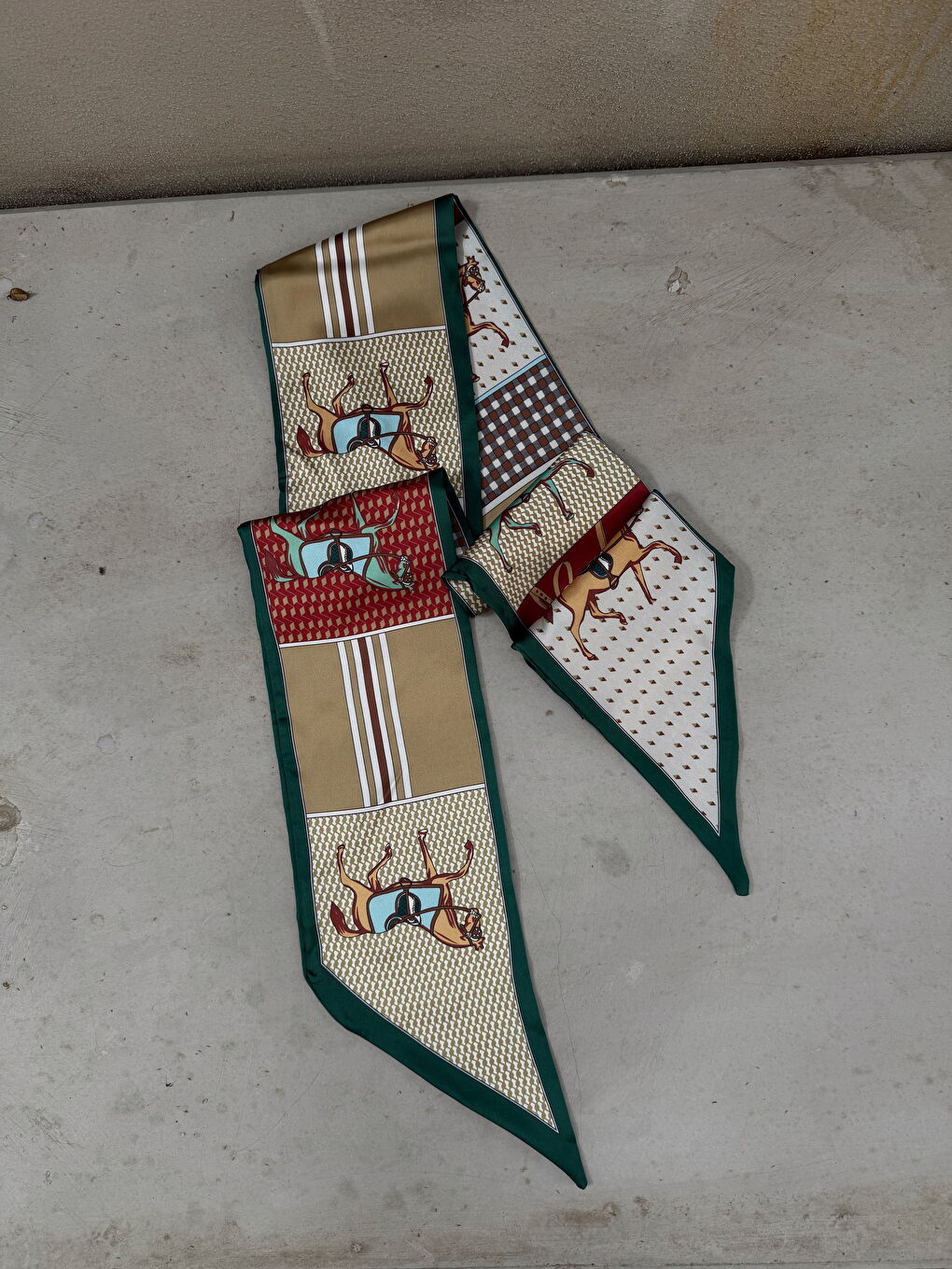 Yeşil Çerçeveli Çift Kat Karışık Figür Desenli Soft Saten Fular-1