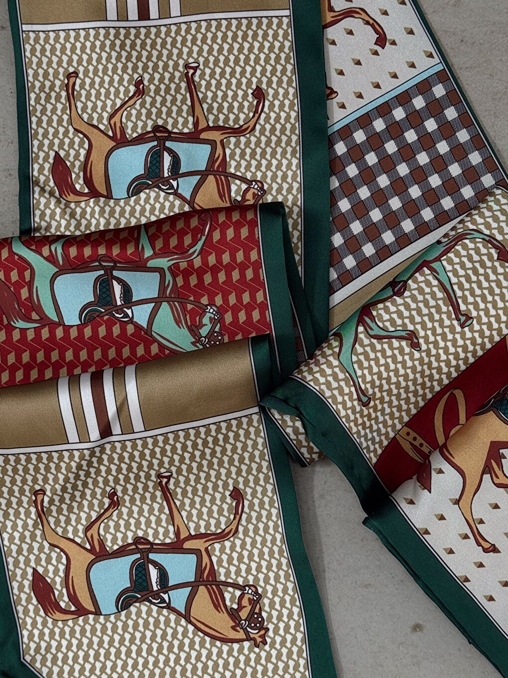 Yeşil Çerçeveli Çift Kat Karışık Figür Desenli Soft Saten Fular-2