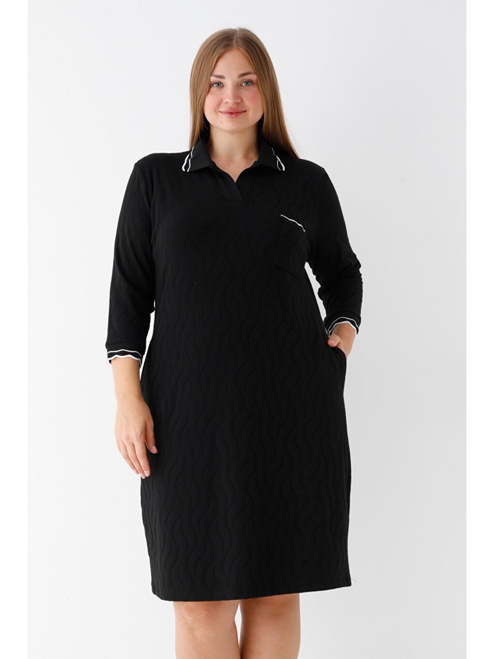 Siyah Truvakar Kollu Desenli Polo Yaka Biye Detaylı Kadın Jakarlı Büyük Beden Elbise