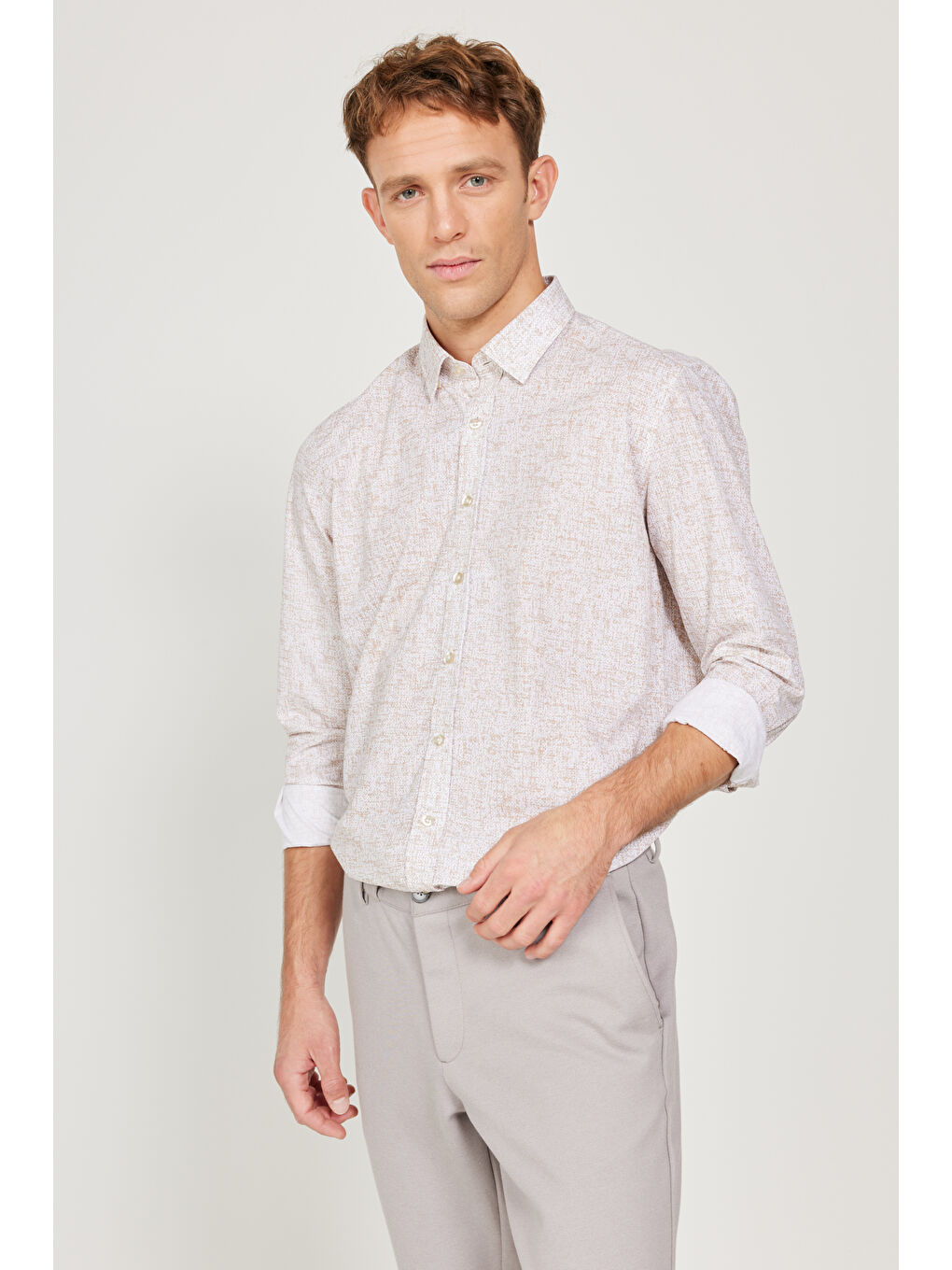 Erkek Beyaz-Bej Slim Fit Dar Kesim Düğmeli Yaka Baskılı Gömlek