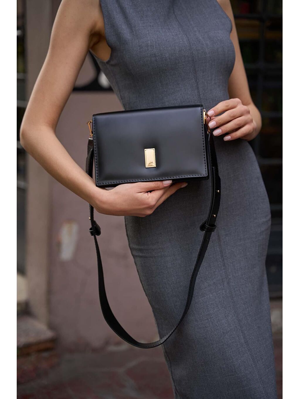 Gold Aksesuar Detaylı Kalın Askılı Omuz Çantası Siyah-2