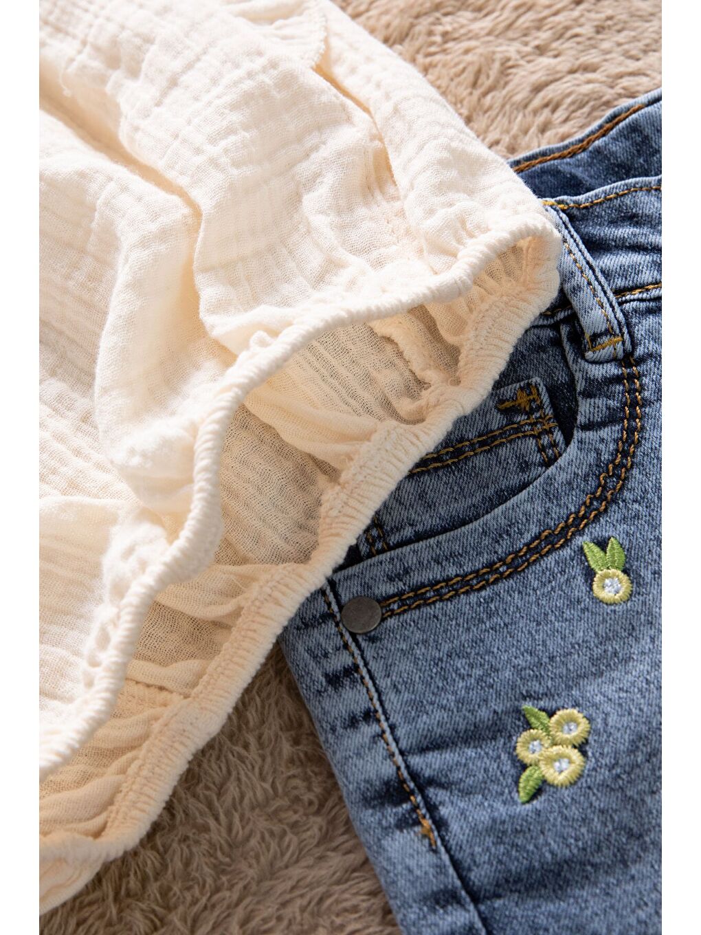 Bej Dantel Detaylı Bluzlu Jean Şortlu Kız Çocuk 2li Takım 22663-4