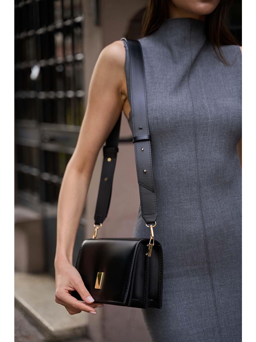 Gold Aksesuar Detaylı Kalın Askılı Omuz Çantası Siyah-4