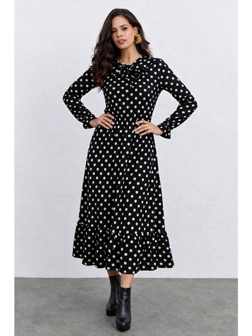 Siyah Kadın Uzun Kollu Yakası Bağcıklı Uzun Puantiyeli Krep Maxi Elbise