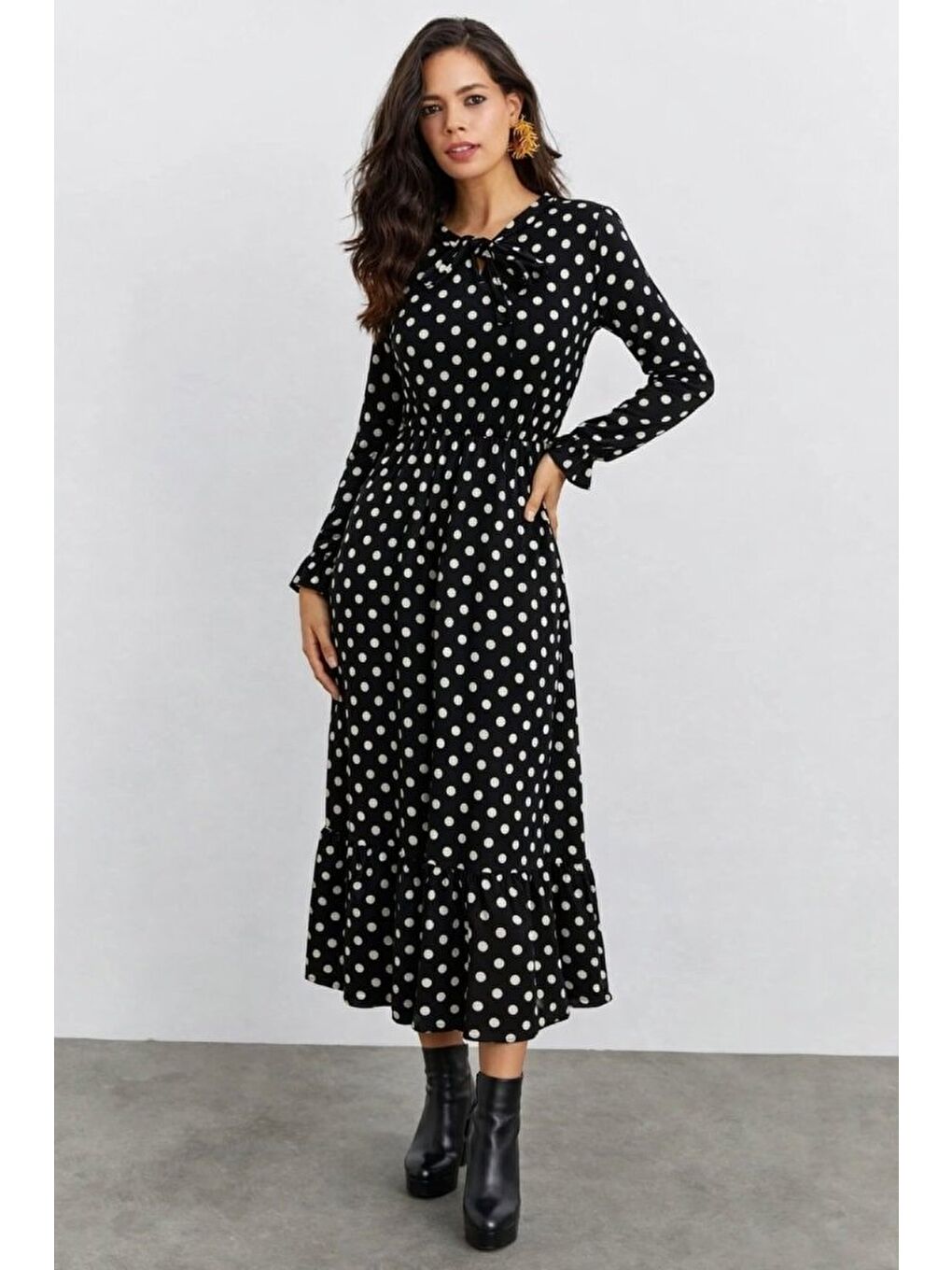 Siyah Kadın Uzun Kollu Yakası Bağcıklı Uzun Puantiyeli Krep Maxi Elbise-1