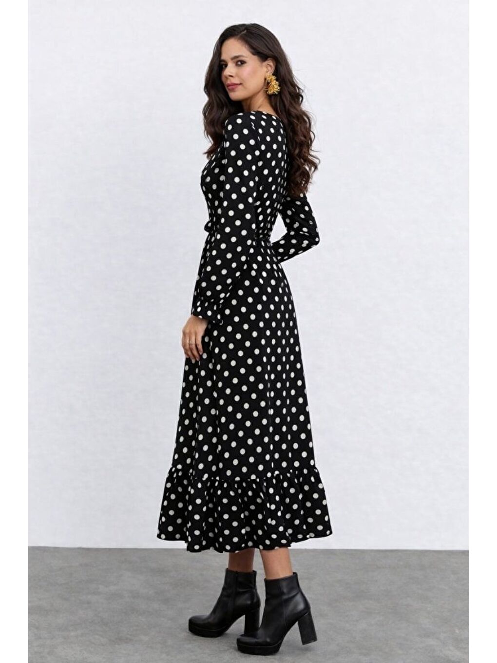 Siyah Kadın Uzun Kollu Yakası Bağcıklı Uzun Puantiyeli Krep Maxi Elbise-2