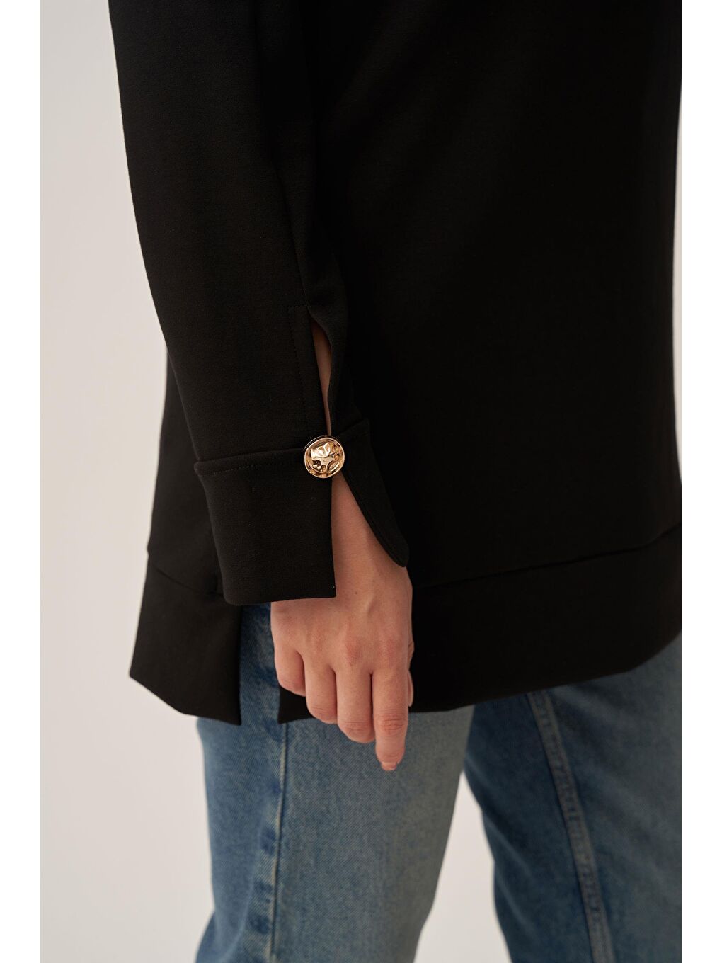 Siyah-Yumuşak Dokulu Gold Dügmeli Sweatshirt-5