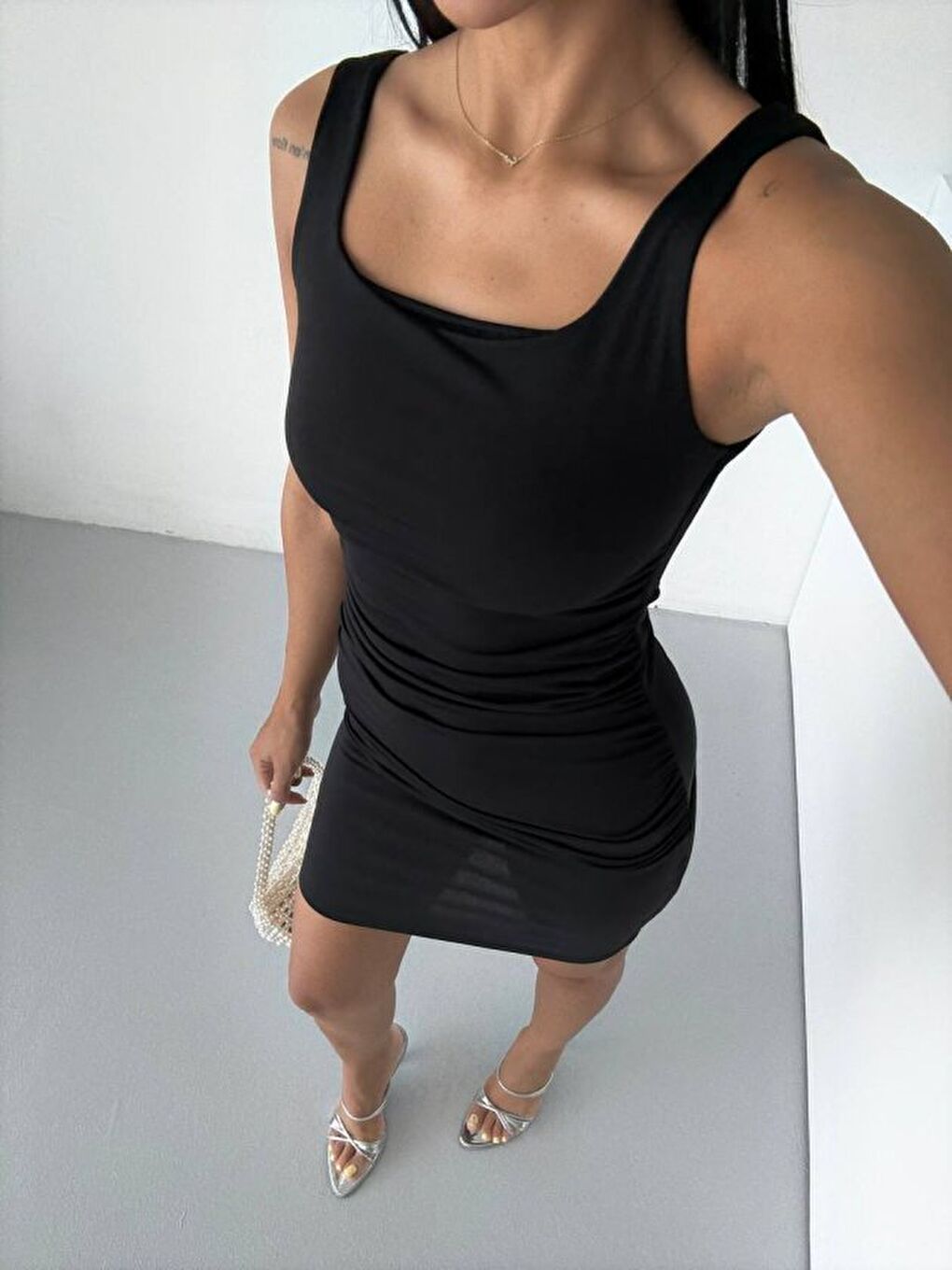 Siyah Kadın Kare Yaka Omuz Askılı Sırt Dekoltesi Detay Büzgülü Sandy Kumaş Mini Elbise-2