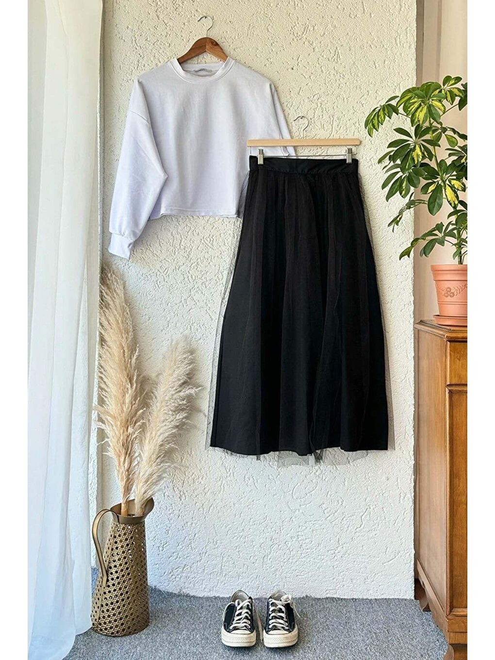 Siyah Tütülü Etek & Beyaz Ahsen Crop Takım