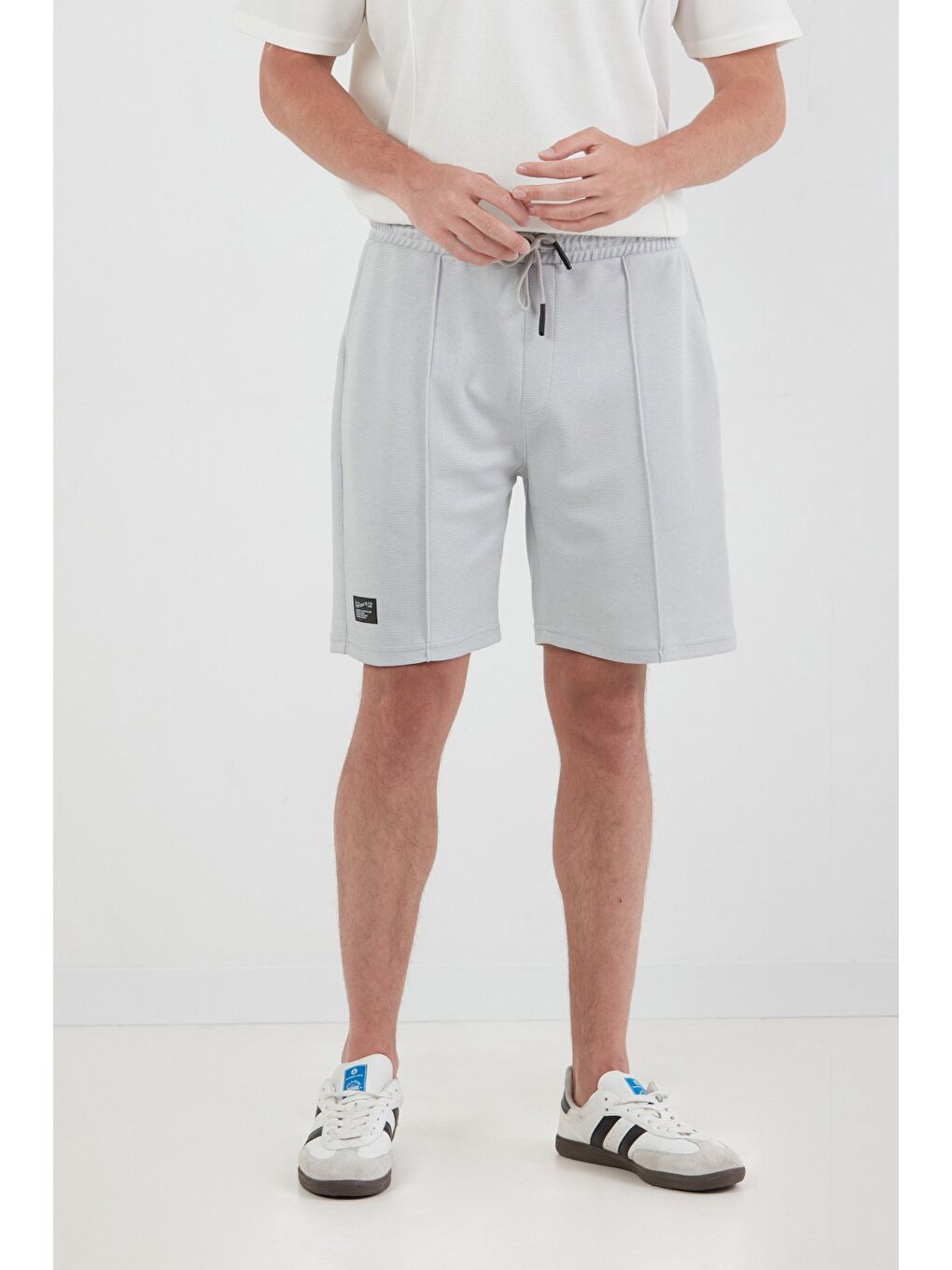 Gri Beli Lastikli Çimalı Cepli Şort-1