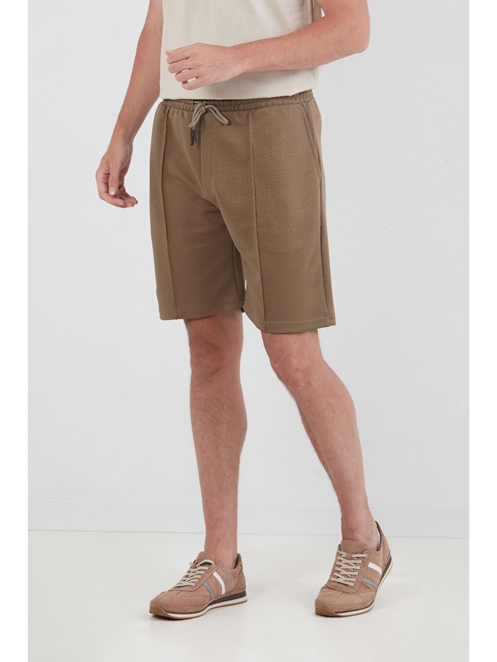 Kahverengi Beli Lastikli Çimalı Cepli Şort-1