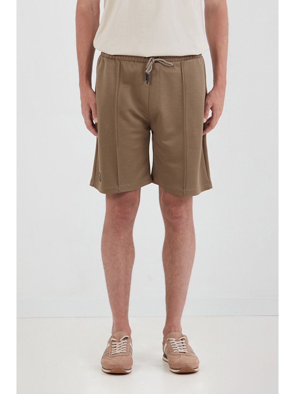 Kahverengi Beli Lastikli Çimalı Cepli Şort-3