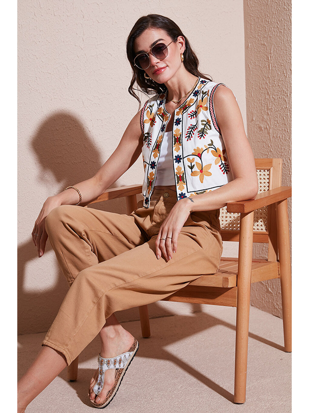 Ekru Pamuklu Regular Fit Çiçekli Nakış İşlemeli Crop Yelek 676237