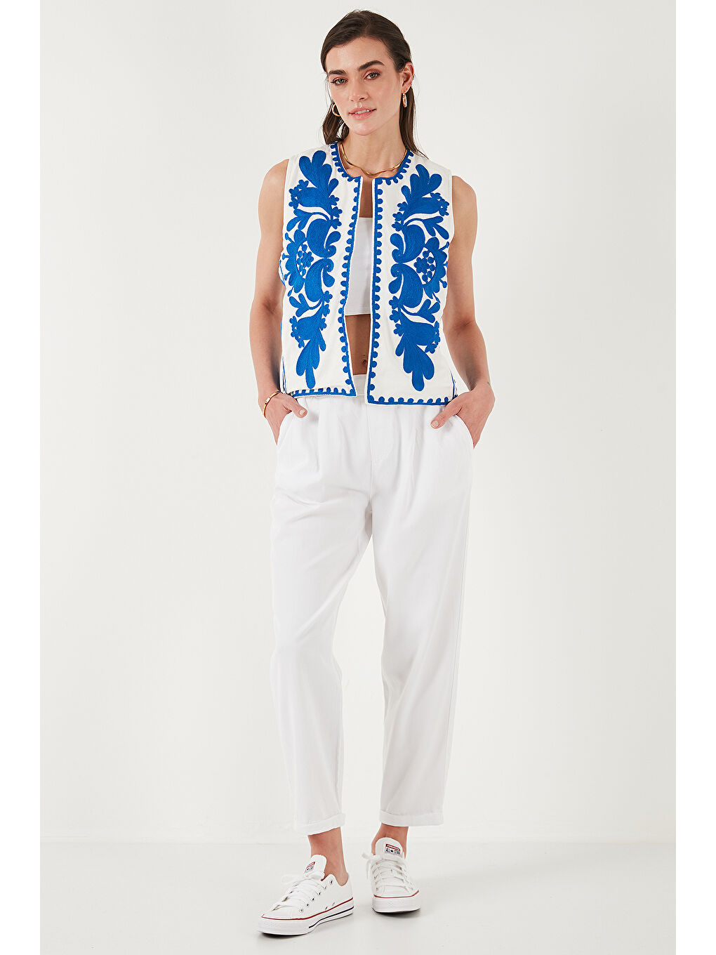 Beyaz Pamuklu Regular Fit Çiçekli Nakış İşlemeli Yelek 676238-1