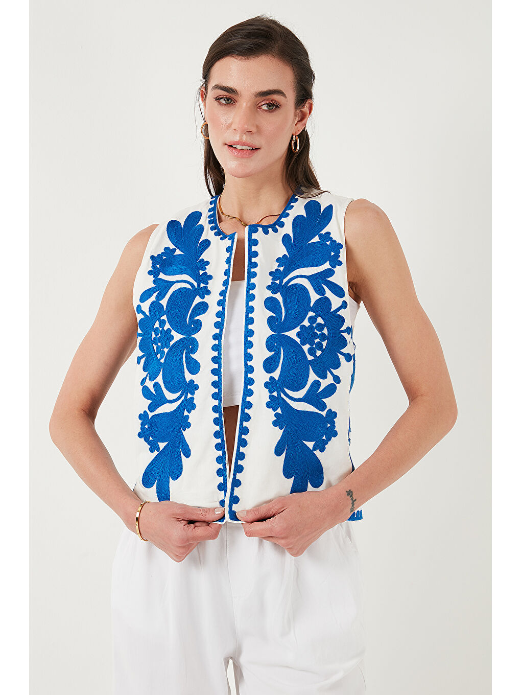 Beyaz Pamuklu Regular Fit Çiçekli Nakış İşlemeli Yelek 676238-5