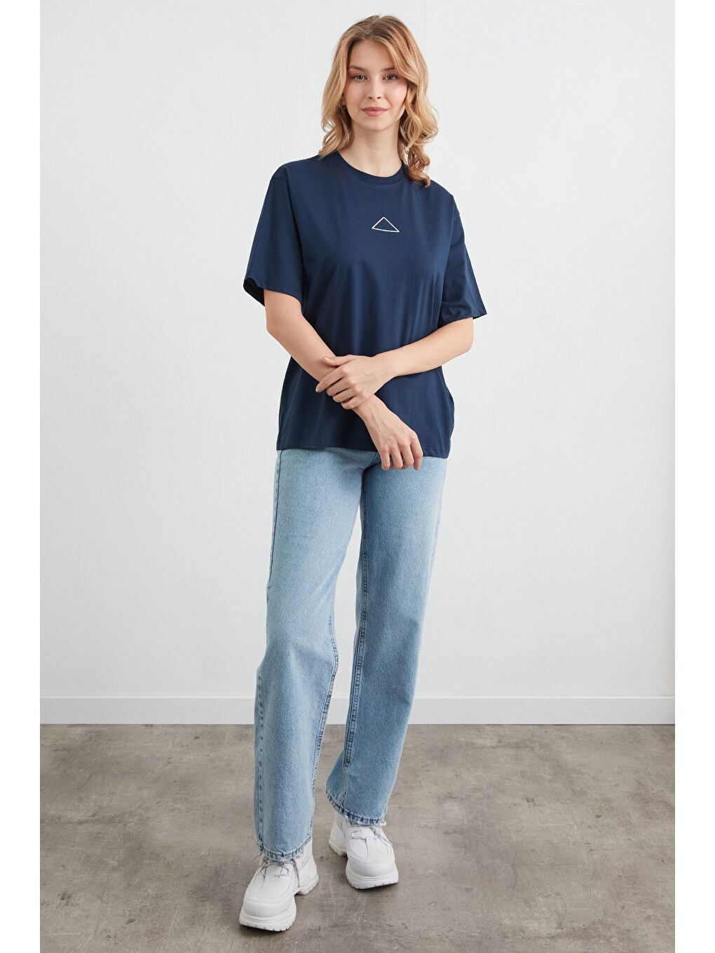 Lacivert Üçgen Nakışlı Bisiklet Yaka Oversize Tişört-2