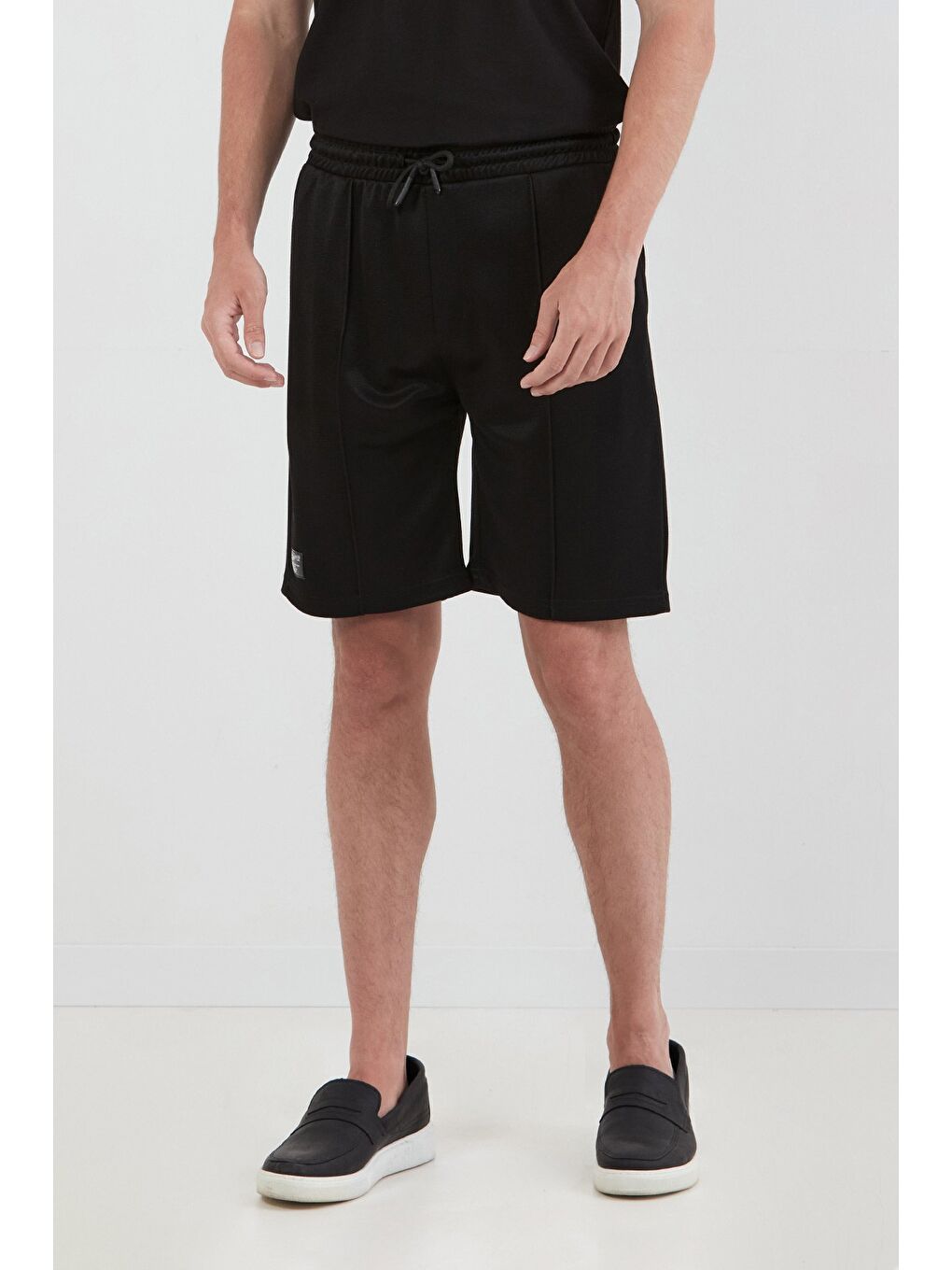 Siyah Beli Lastikli Çimalı Cepli Şort-1