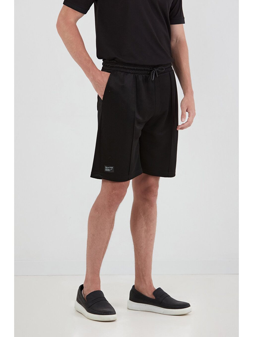 Siyah Beli Lastikli Çimalı Cepli Şort-2