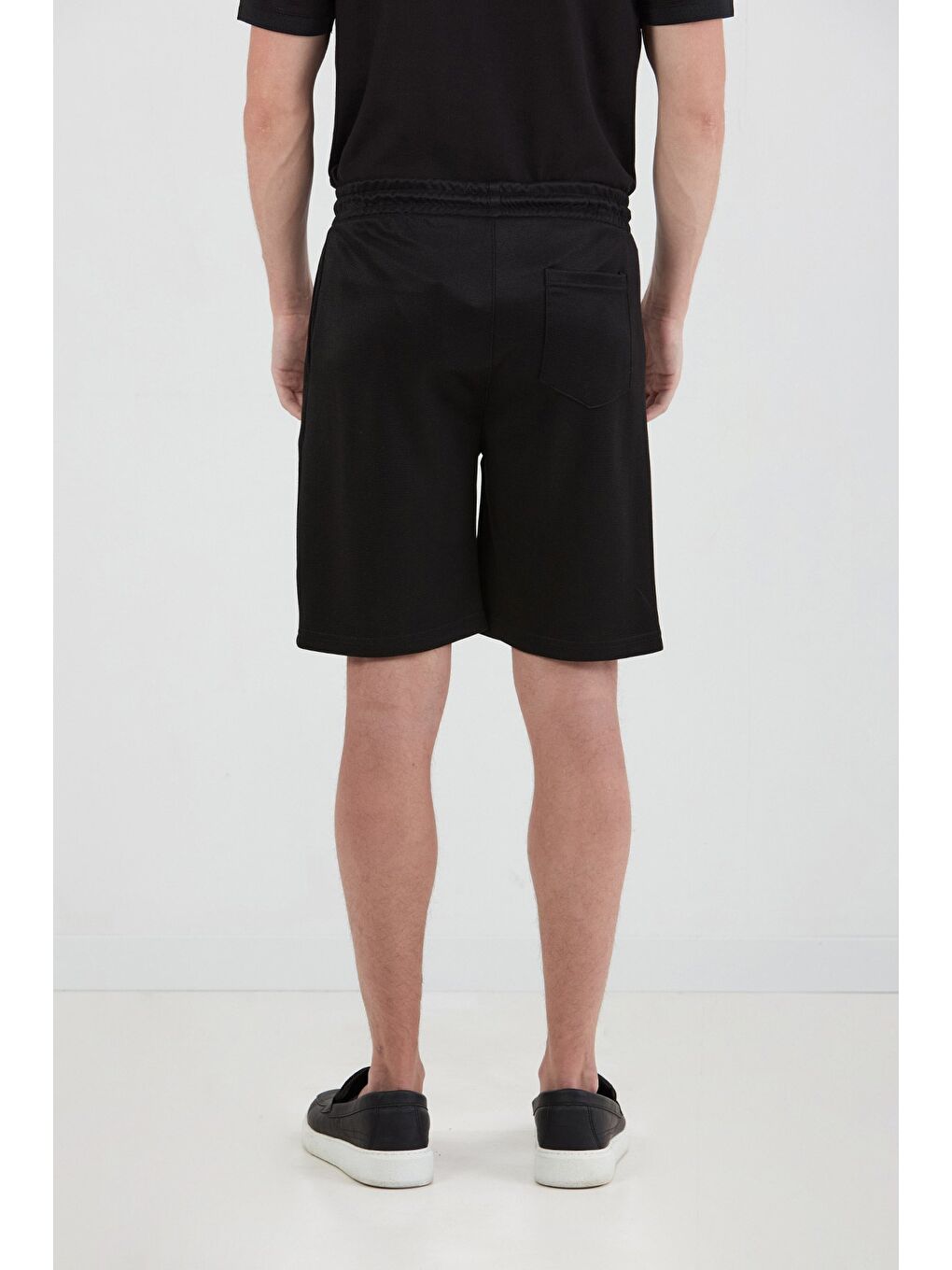 Siyah Beli Lastikli Çimalı Cepli Şort-3