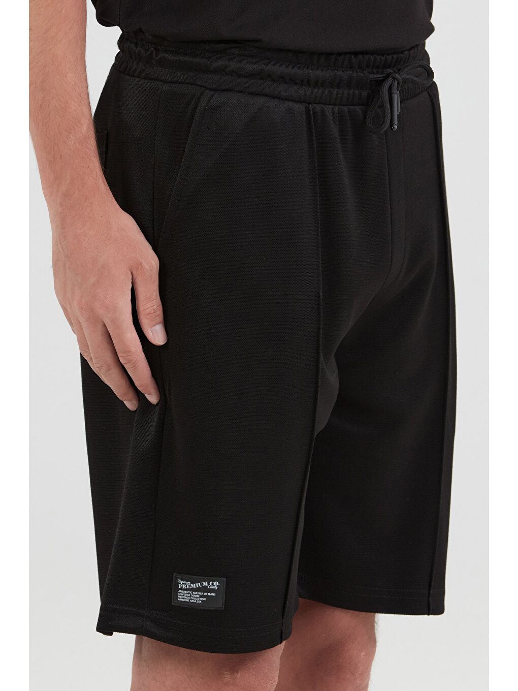 Siyah Beli Lastikli Çimalı Cepli Şort-4