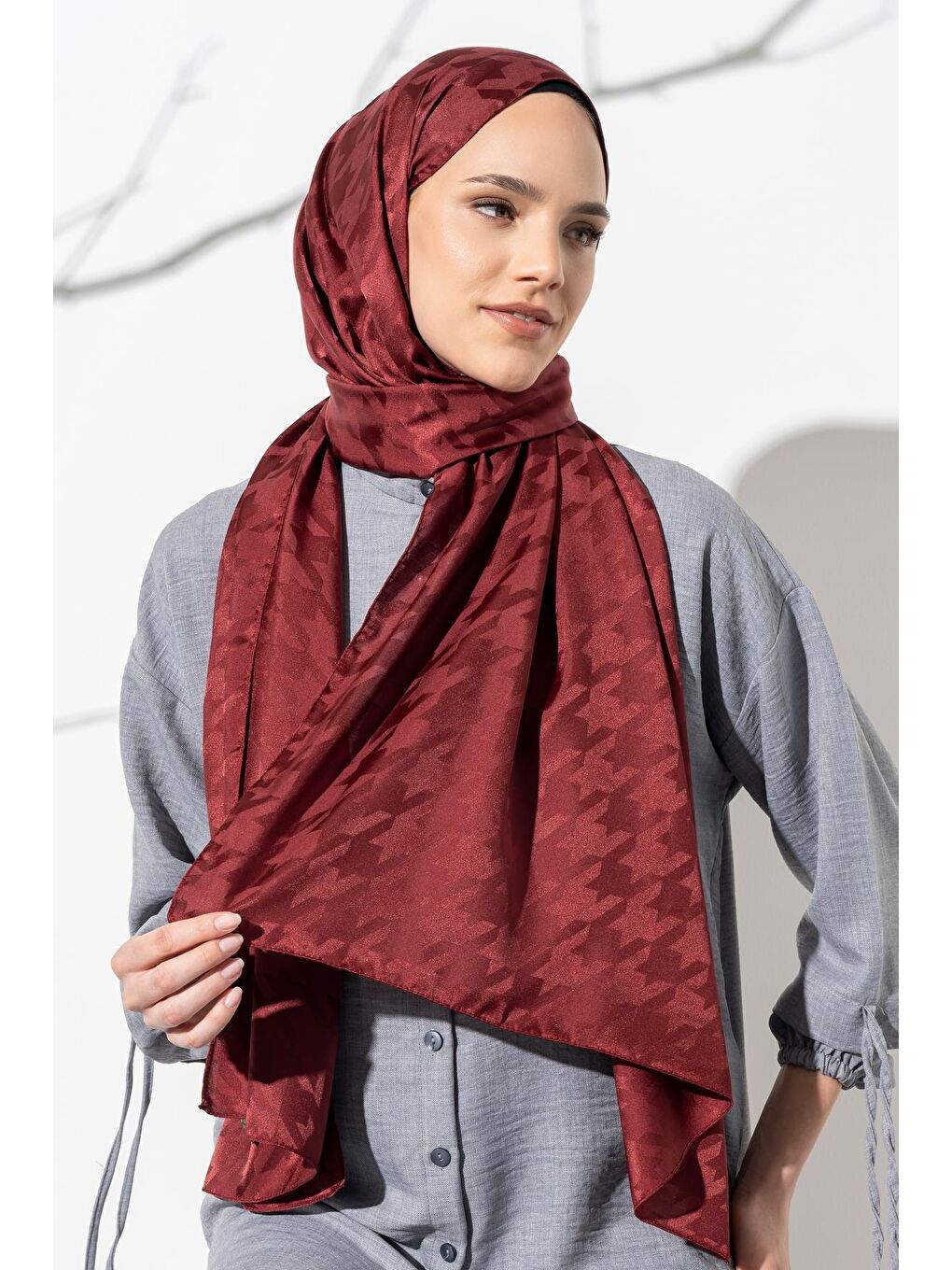 Bordo Kadın Tesettür Jakarlı Büyük Desen Kazayağı Şal-1