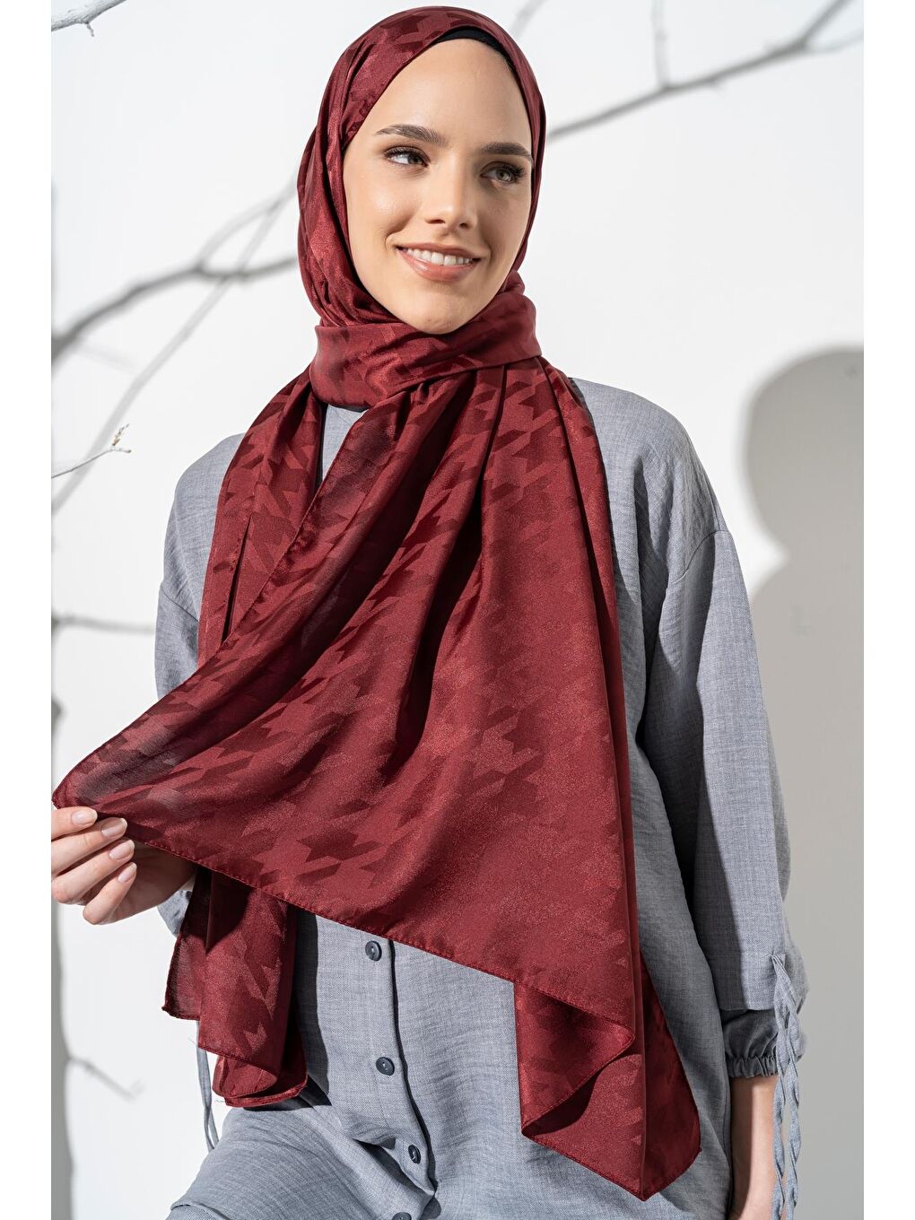 Bordo Kadın Tesettür Jakarlı Büyük Desen Kazayağı Şal-2