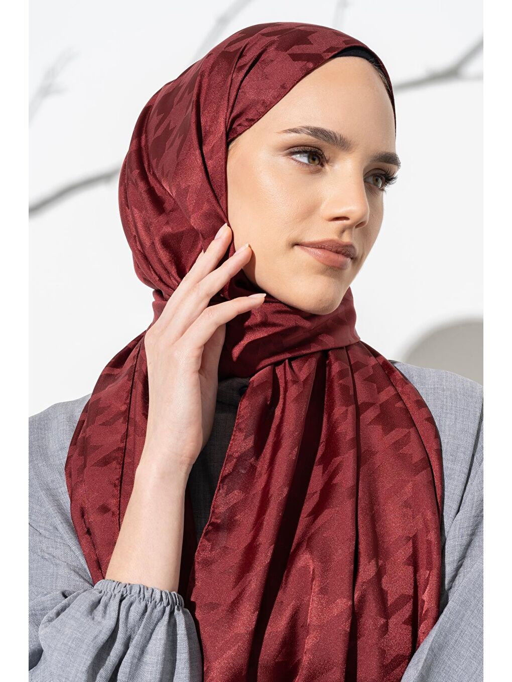 Bordo Kadın Tesettür Jakarlı Büyük Desen Kazayağı Şal-3