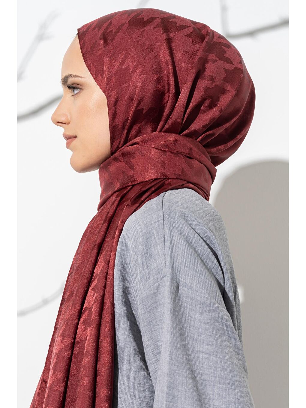 Bordo Kadın Tesettür Jakarlı Büyük Desen Kazayağı Şal-4