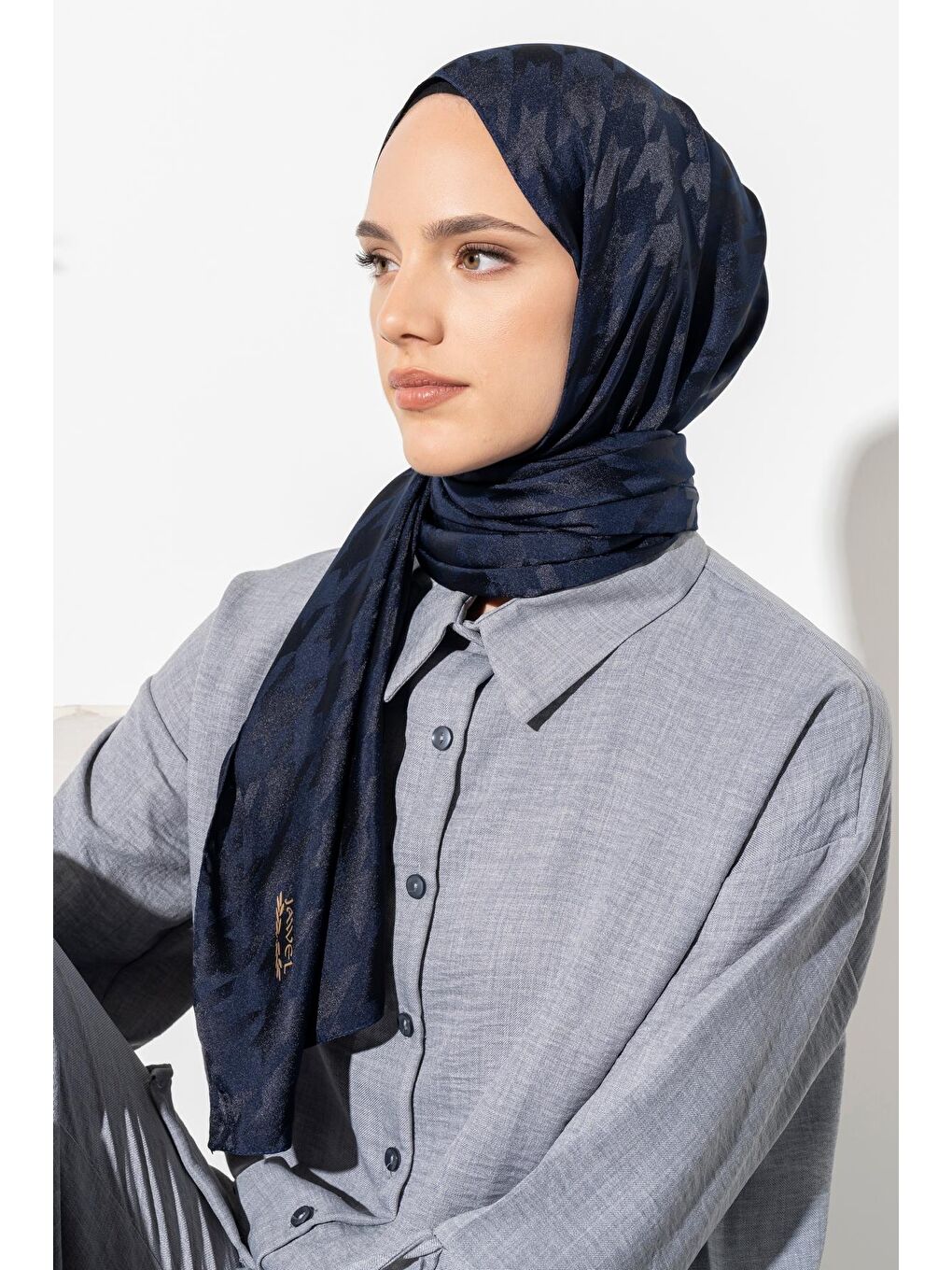 Lacivert Kadın Tesettür Jakarlı Büyük Desen Kazayağı Şal
