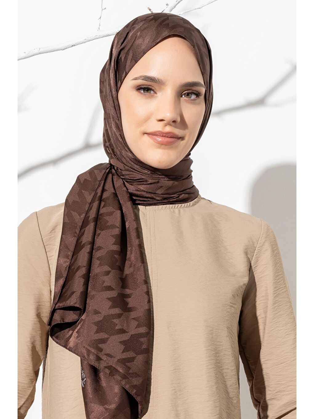 Kahverengi Kadın Tesettür Jakarlı Büyük Desen Kazayağı Şal