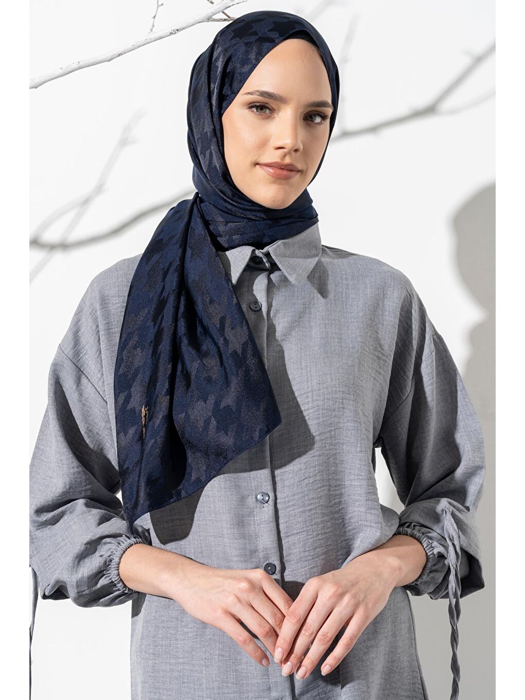Lacivert Kadın Tesettür Jakarlı Büyük Desen Kazayağı Şal-1