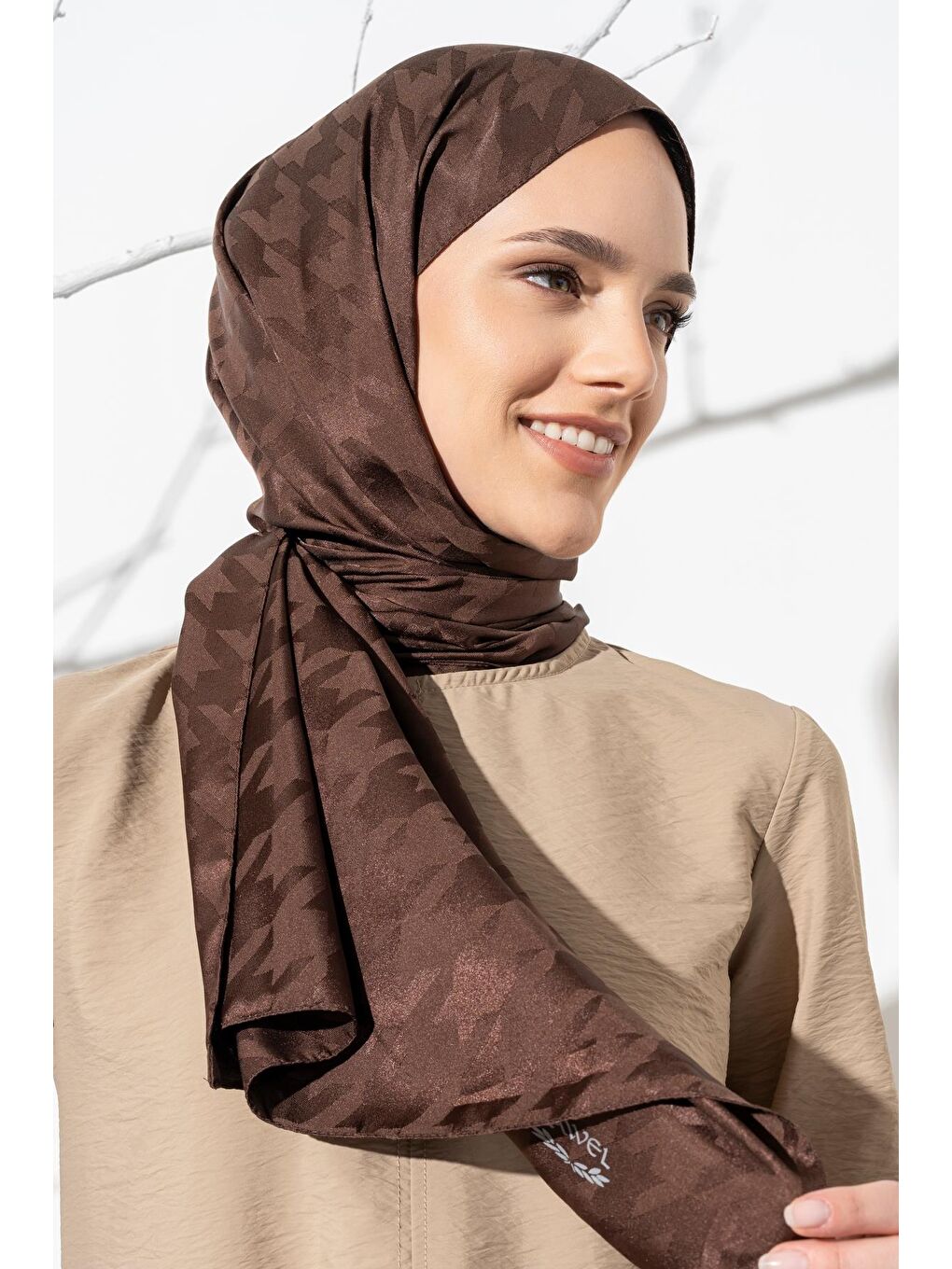 Kahverengi Kadın Tesettür Jakarlı Büyük Desen Kazayağı Şal-1