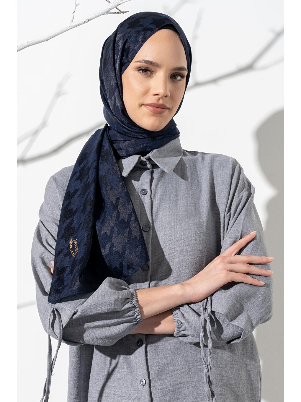 Lacivert Kadın Tesettür Jakarlı Büyük Desen Kazayağı Şal-2