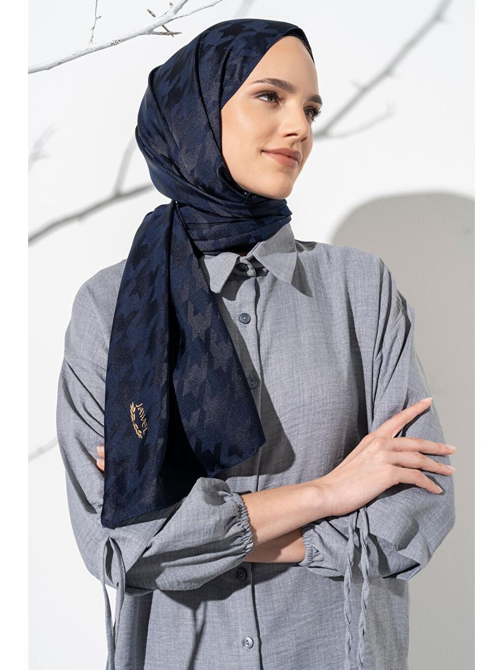 Lacivert Kadın Tesettür Jakarlı Büyük Desen Kazayağı Şal-3