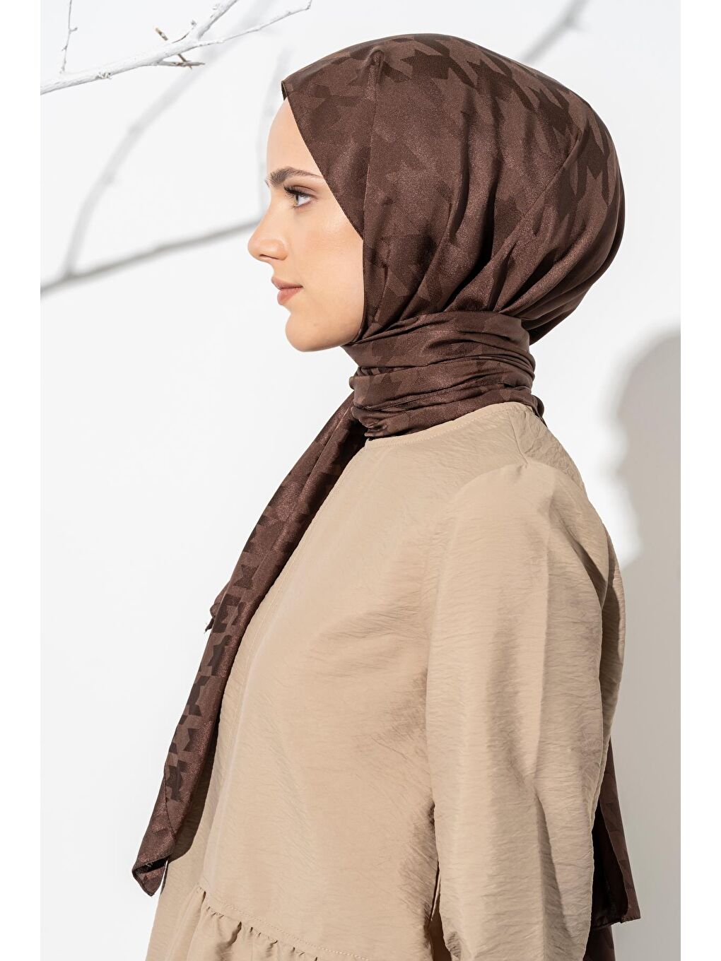Kahverengi Kadın Tesettür Jakarlı Büyük Desen Kazayağı Şal-3