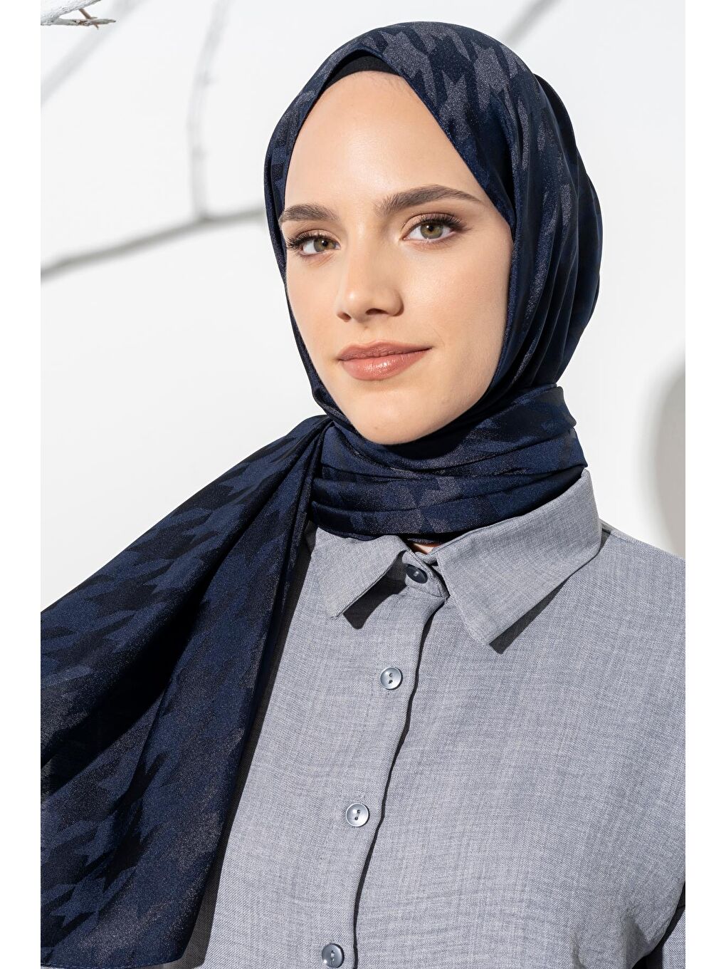 Lacivert Kadın Tesettür Jakarlı Büyük Desen Kazayağı Şal-4