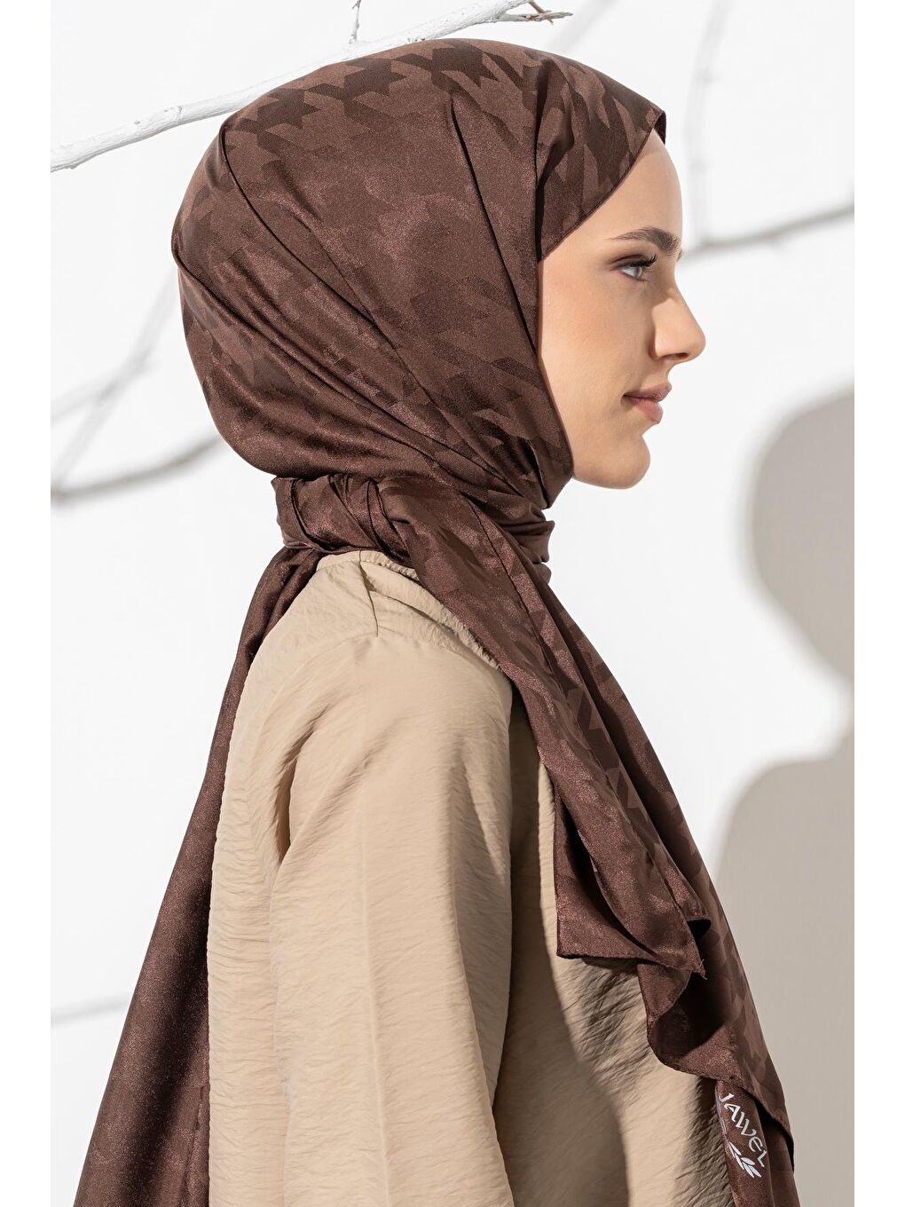 Kahverengi Kadın Tesettür Jakarlı Büyük Desen Kazayağı Şal-4