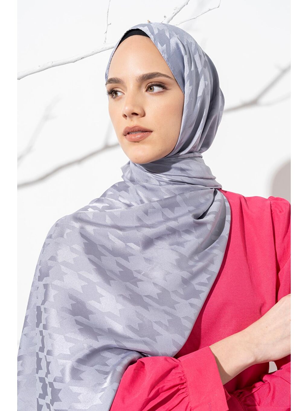 Gri Kadın Tesettür Jakarlı Büyük Desen Kazayağı Şal-1